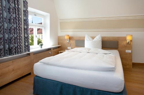 Llit o llits en una habitació de Hotelgasthof Bayerischer Hof
