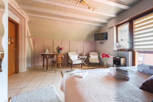 1 dormitorio con 1 cama y 1 mesa en una habitación en Domaine Bleesz, en Reichsfeld