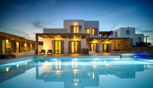 Villa con piscina por la noche en KK Mykonos Village, en Mykonos ciudad