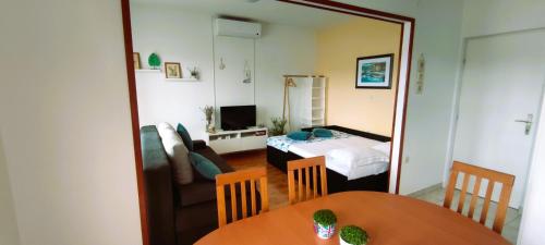Habitación con cama y mesa con espejo. en Apartments Senka, en Viganj