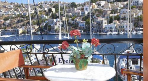 Μπαλκόνι ή βεράντα στο Symi Blue Port Apartment