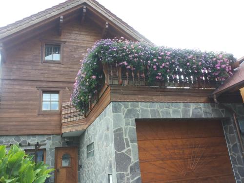 ein Haus mit Blumen auf der Garage in der Unterkunft Apartment Mona in Wetzlar