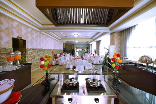 Um restaurante ou outro lugar para comer em Al Seef Hotel