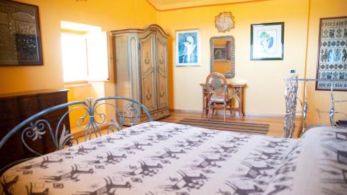 Un dormitorio con una cama en una habitación con paredes amarillas. en Casa Tipica vista mozzafiato, en Posada