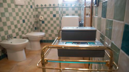 Un baño pequeño con inodoro y lavabo. en Casa Tipica vista mozzafiato, en Posada