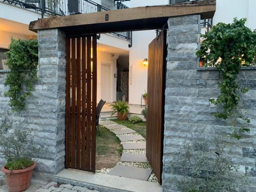 uma entrada para uma casa com um portão de madeira em Arden's House em Bodrum City