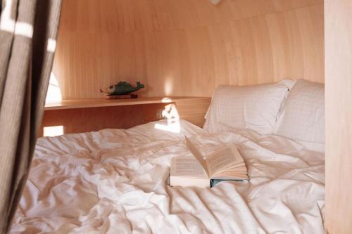 Postel nebo postele na pokoji v ubytování Tiny House De Keet, in Natuurgebied en vlakbij het Strand