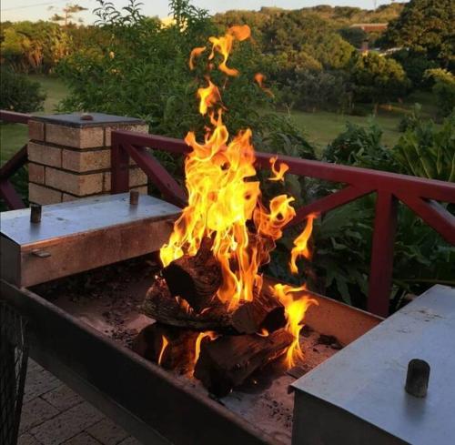 Bushmans River VillageにあるBushmans River Holliday House Retreatの火の火の庭の火場