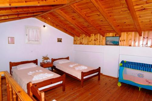 Ένα ή περισσότερα κρεβάτια σε δωμάτιο στο Symi Blue Port Apartment