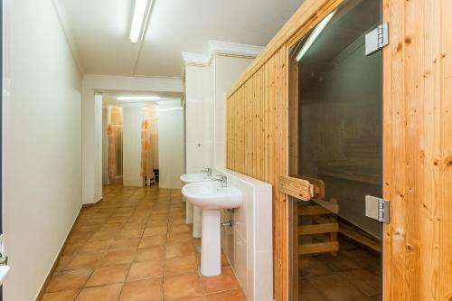 a bathroom with a sink and a toilet at Vandalou By ALzira in Albufeira