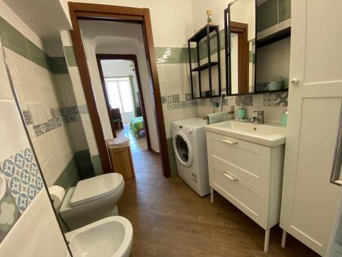 La salle de bains est pourvue d'un lavabo et d'un lave-linge. dans l'établissement La fortezza, à Ischia