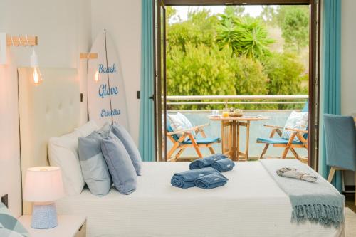 1 dormitorio con 1 cama y vistas a un patio en Beach Glove Ericeira, en Ericeira