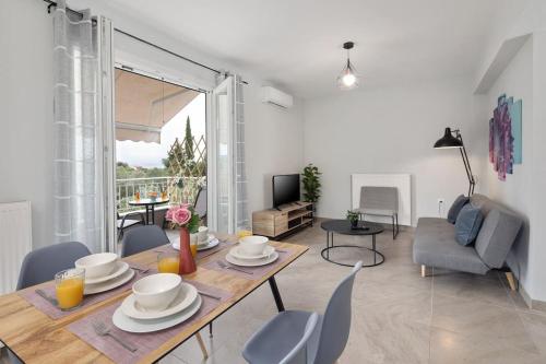 een eetkamer met een tafel en stoelen en een woonkamer bij Summer Moments Pool Villa in Evropoúloi