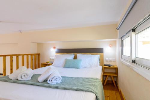 een slaapkamer met een bed met handdoeken erop bij Chrysoula's Paradise in Istron
