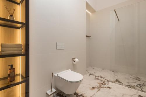 Ένα μπάνιο στο Plaza Apartments