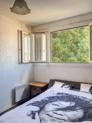 - une chambre avec un lit et une photo de femme dans l'établissement Plein centre ville Appartement, à Salon-de-Provence
