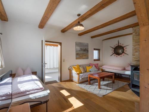 ein Wohnzimmer mit einem Sofa und einem Tisch in der Unterkunft Gästehaus Gerti in Kiefersfelden