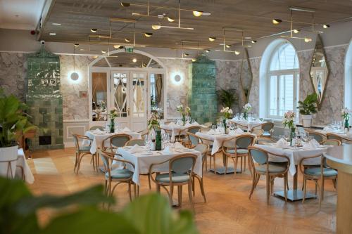 Reštaurácia alebo iné gastronomické zariadenie v ubytovaní Nowy Gurewicz