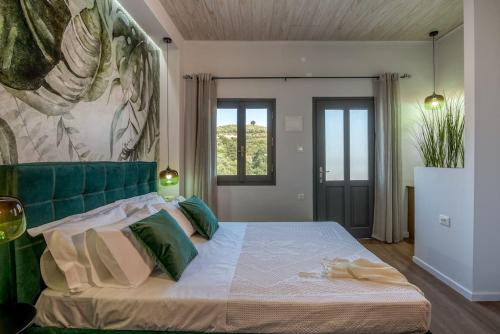 Tempat tidur dalam kamar di Casa Del Miele, private pool, BBQ, mountain view.