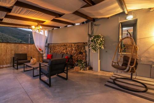 Χώρος καθιστικού στο Casa Del Miele, private pool, BBQ, mountain view.