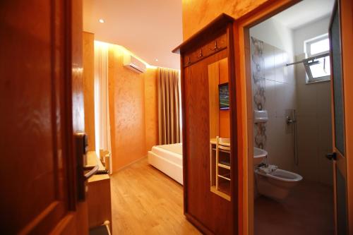 łazienka z toaletą i umywalką w obiekcie Hotel Akropoli w Tiranie