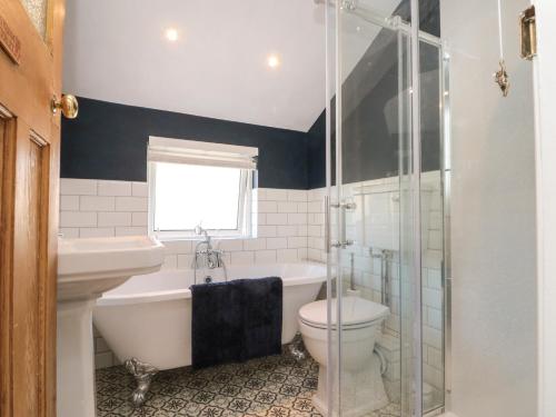 Un baño con bañera, inodoro y lavabo. en Faran House, en Saltburn-by-the-Sea