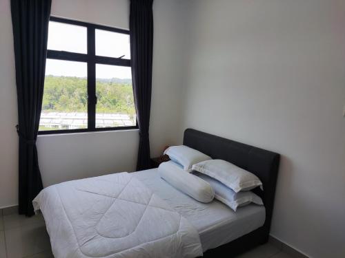 1 dormitorio con 1 cama y ventana grande en Heritage Homestay en Kota Tinggi