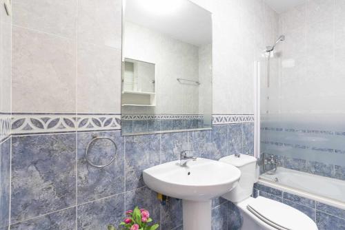uma casa de banho com um lavatório, um WC e uma banheira em Acogedor y céntrico apartamento em Málaga