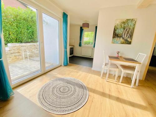 a living room with a table and a dining room at Ferienwohnung Zweitwohnsitz in Ebermannstadt