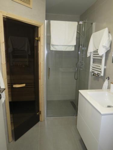 ein Bad mit einer Dusche und einem Waschbecken in der Unterkunft Family Apartment Lipno Lake in Lipno nad Vltavou