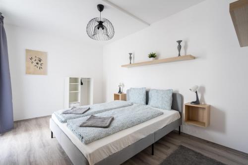 A bed or beds in a room at Szabolcs Apartments