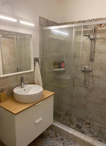 a bathroom with a sink and a shower at Casa Stella Salento - grazioso appartamento con 2 camere da letto nel cuore di Galatone in Galatone