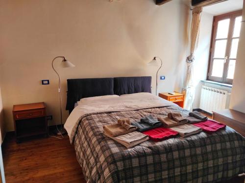 Un dormitorio con una cama con ropa y zapatos. en Antico Borgo, en Brugnato