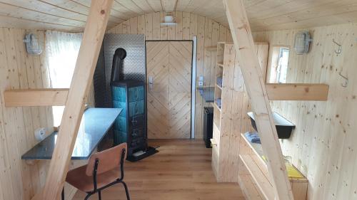 uma cabana de madeira com um fogão no meio em Heinrich's Schäferwagen Milbenstube em Walternienburg
