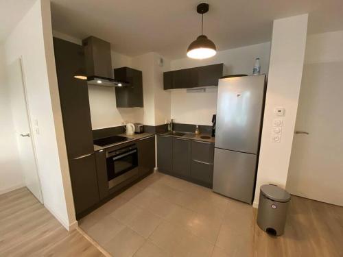 - une cuisine équipée d'un réfrigérateur en acier inoxydable et d'une poubelle dans l'établissement Kerijsel T3 Arzon Port du Crouesty et Port-Navalo, à Arzon