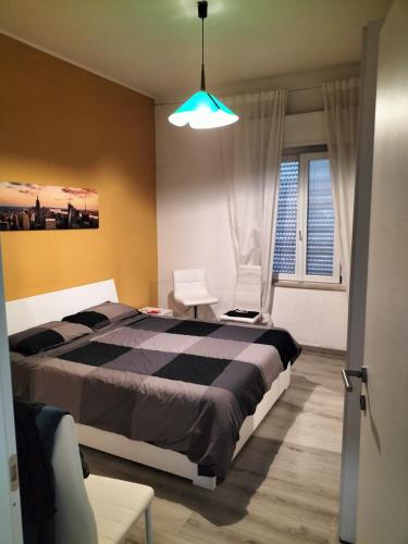 1 dormitorio con 1 cama y luz colgante en Casa Vacanze al mare, en Pescara