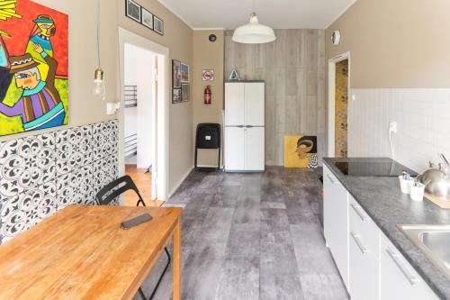 uma cozinha com uma mesa e um frigorífico em Mostek 32 Silent Apartment em Gdansk