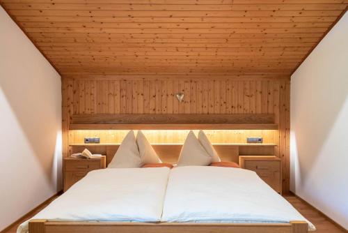 En eller flere senge i et værelse på Haus Lohengrin Ferienwohnung 5