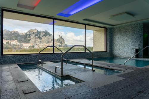 uma piscina com vista para uma montanha em Domus Hotel em Bagnoli del Trigno