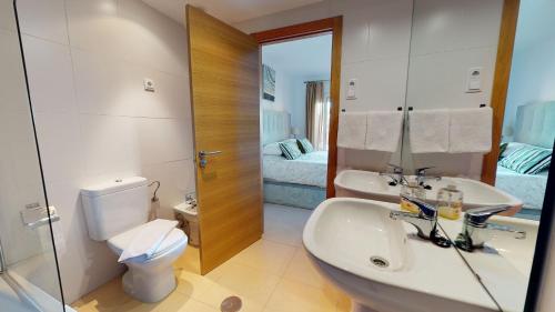 ein Badezimmer mit Waschbecken und Toilette in der Unterkunft Casa Espliego D-A Murcia Holiday Rentals Property in Torre-Pacheco