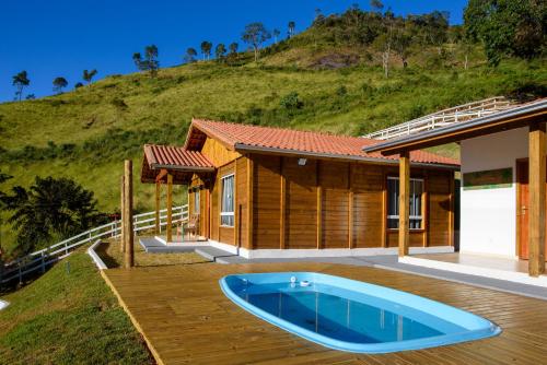 Bazén v ubytování Recanto Águas Nascentes - Casa na serra com piscina e cachoeira no quintal!! nebo v jeho okolí