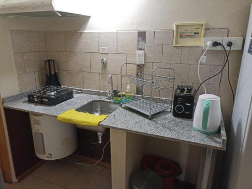 eine Küche mit einer Spüle und einer Arbeitsplatte in der Unterkunft Villa la Angostura in Villa La Angostura