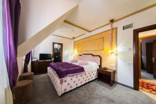 Un pat sau paturi într-o cameră la Voila Inn Predeal