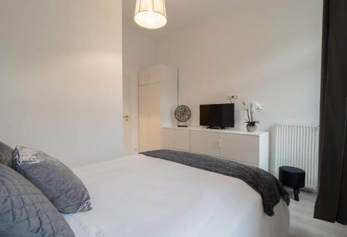 Ένα ή περισσότερα κρεβάτια σε δωμάτιο στο EXECUTIVE DOUBLE ROOM WITH EN-SUITE IN GUEST HOUSE CITY CENTRE r4
