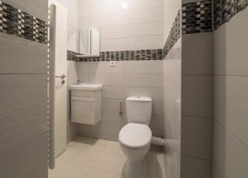 Ένα μπάνιο στο EXECUTIVE DOUBLE ROOM WITH EN-SUITE IN GUEST HOUSE CITY CENTRE r4