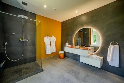 W łazience znajduje się prysznic i umywalka. w obiekcie Château Origny de Neuvy w mieście Neuvy