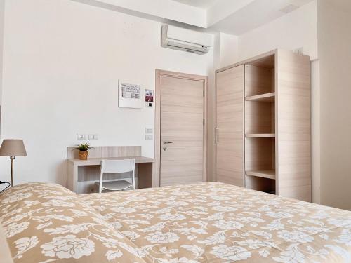 a bedroom with a bed and a desk at Santa Barbara hotel & apartments in Bellaria-Igea Marina