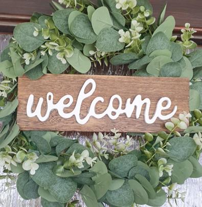 a welcome sign on a wreath of plants at FeWo Reiswich in Cochem