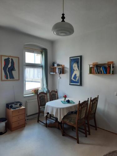 ein Esszimmer mit einem Tisch und Stühlen in der Unterkunft Kunstoase am blauen Haus in Dresden