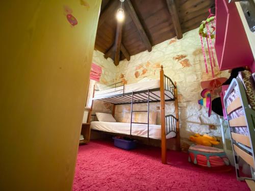 una camera con letto a castello di Platanus Apartment a Vanáton